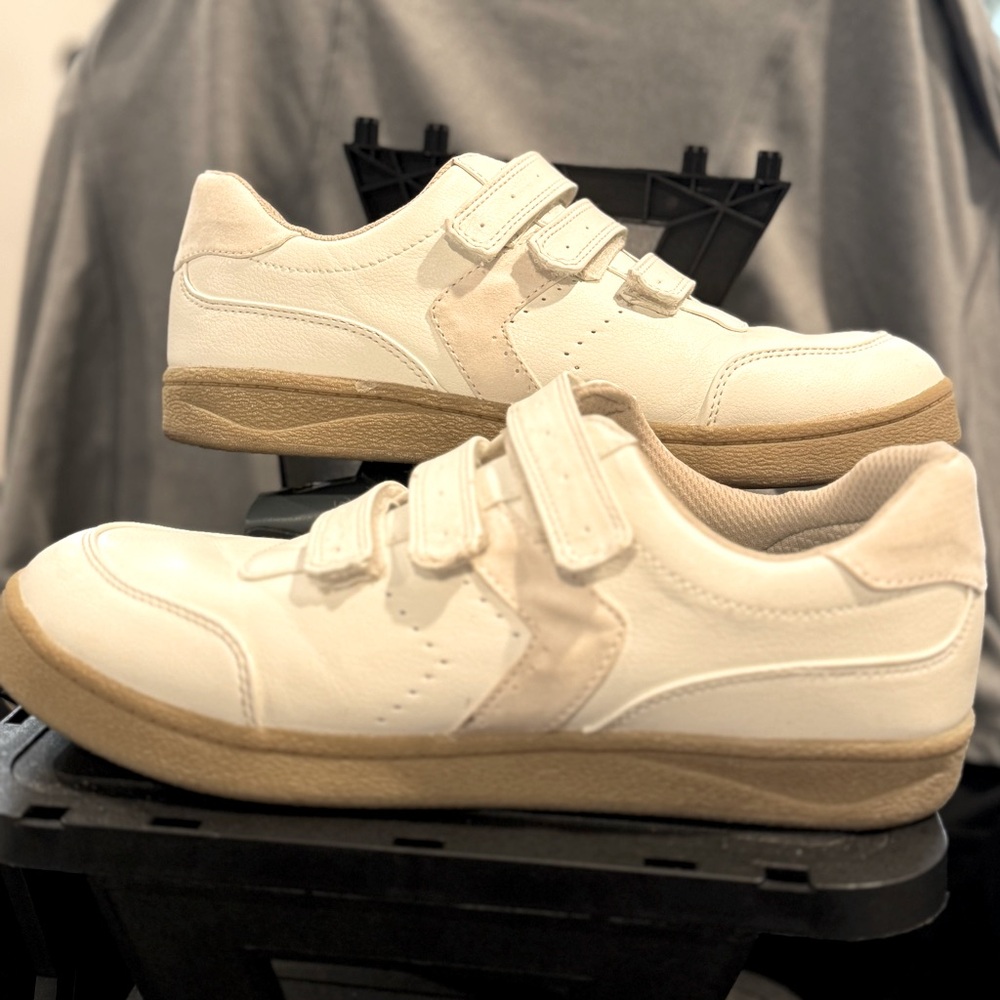 Women’s Dr. Scholl’s tennis shoe. White with tan bottom. Size 9
